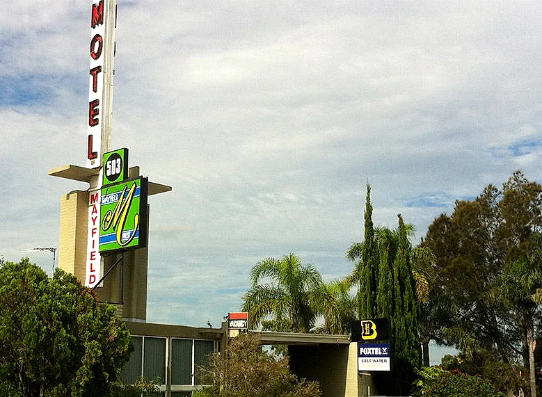 Mayfield Motel’s tall MOTEL pylon sign seen from the footpath on Maitland Road.